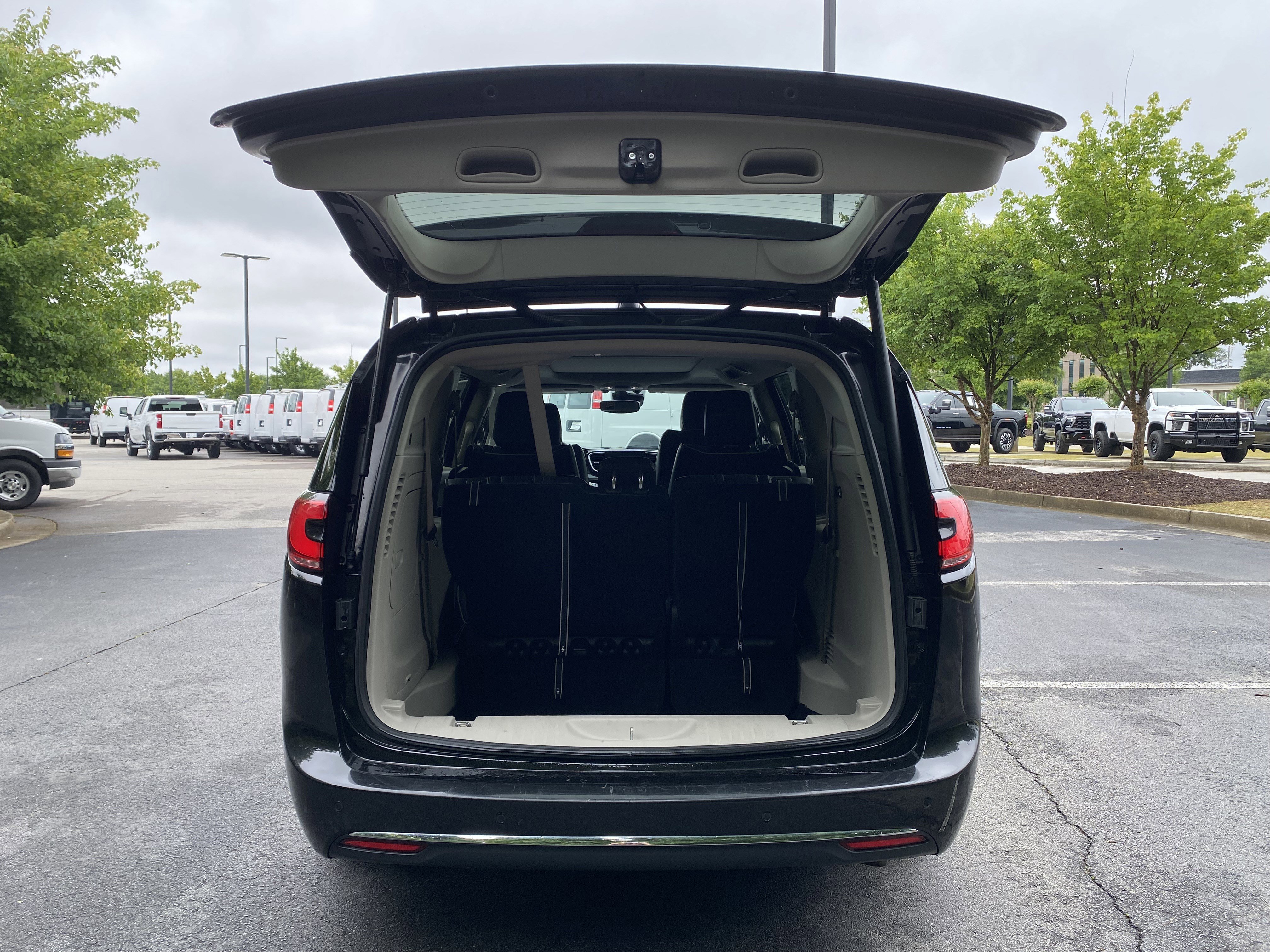 Used 2023 Chrysler Pacifica Limited FWD image 11