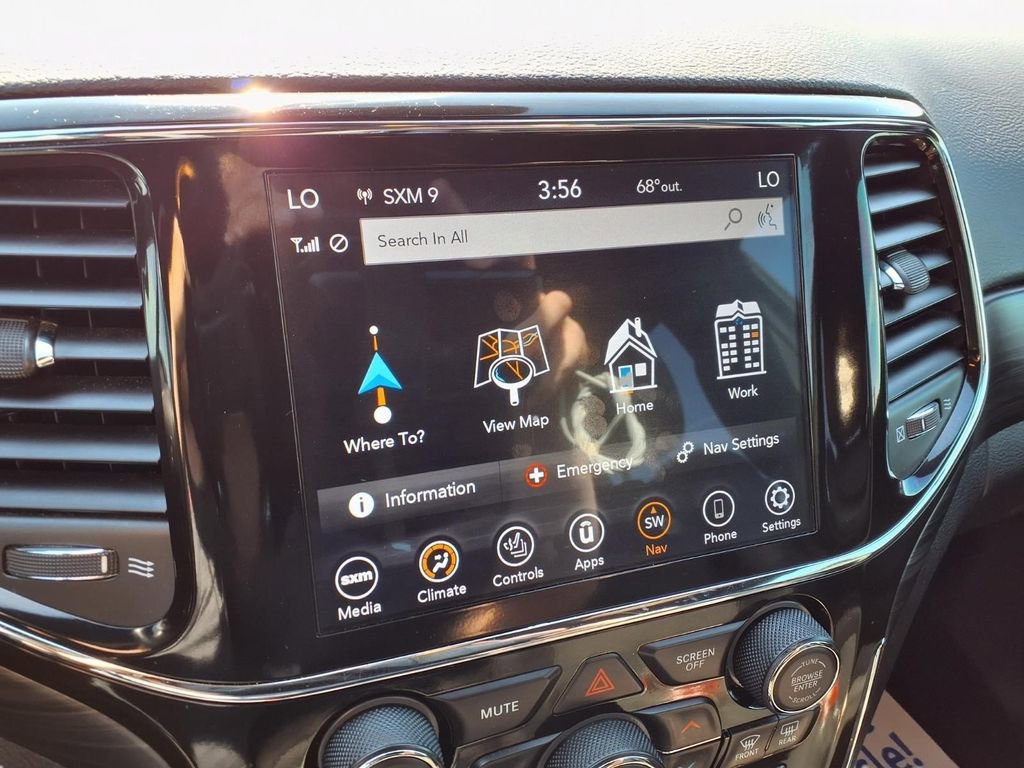 Used 2021 Jeep Grand Cherokee Laredo X image 7