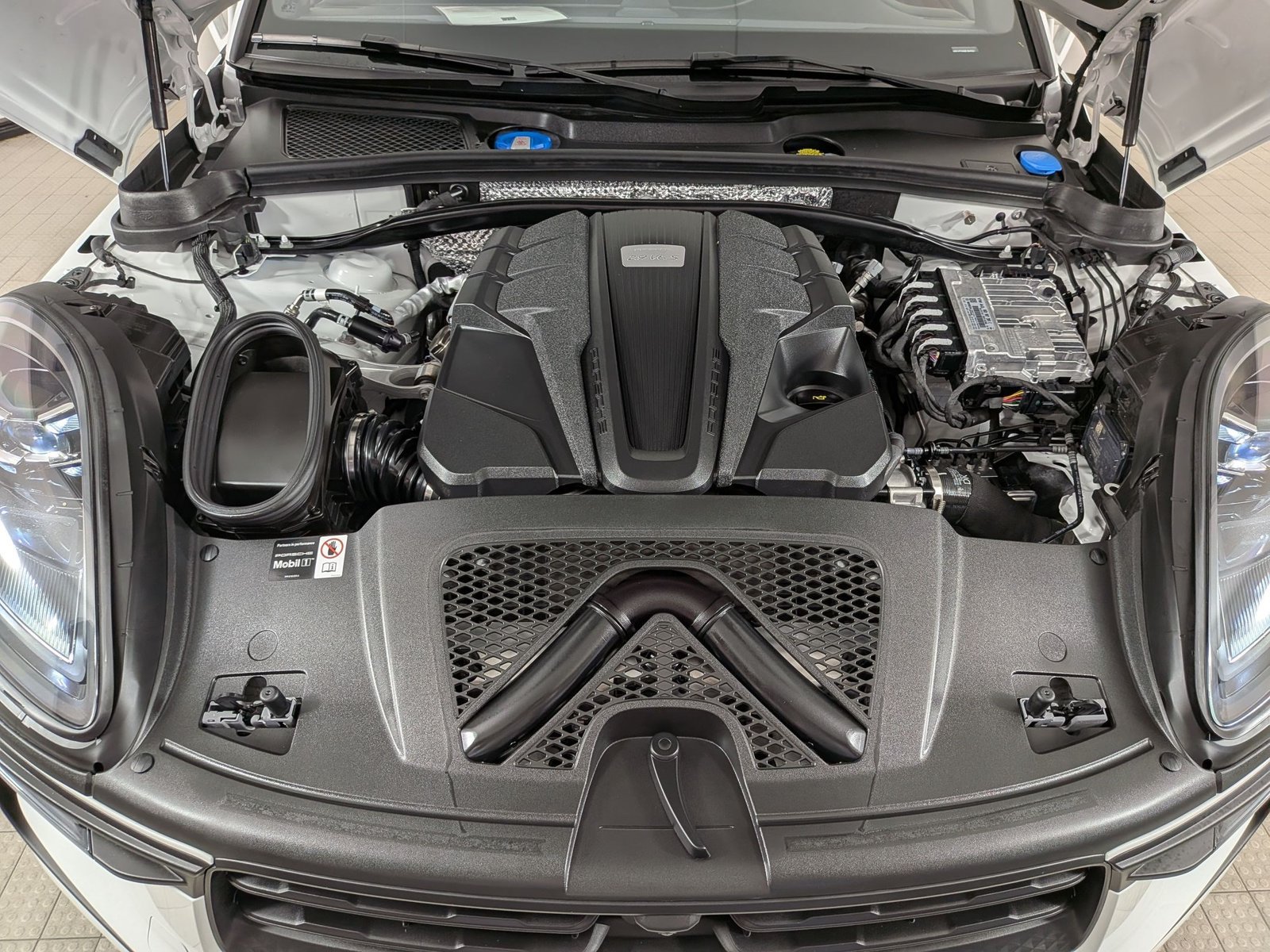 Certified 2025 Porsche Macan S AWD/4WD image 27