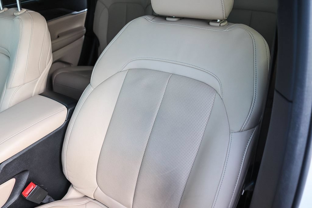 Used 2023 Jeep Grand Cherokee Limited w/ Luxury Tech Group II AWD/4WD image 29