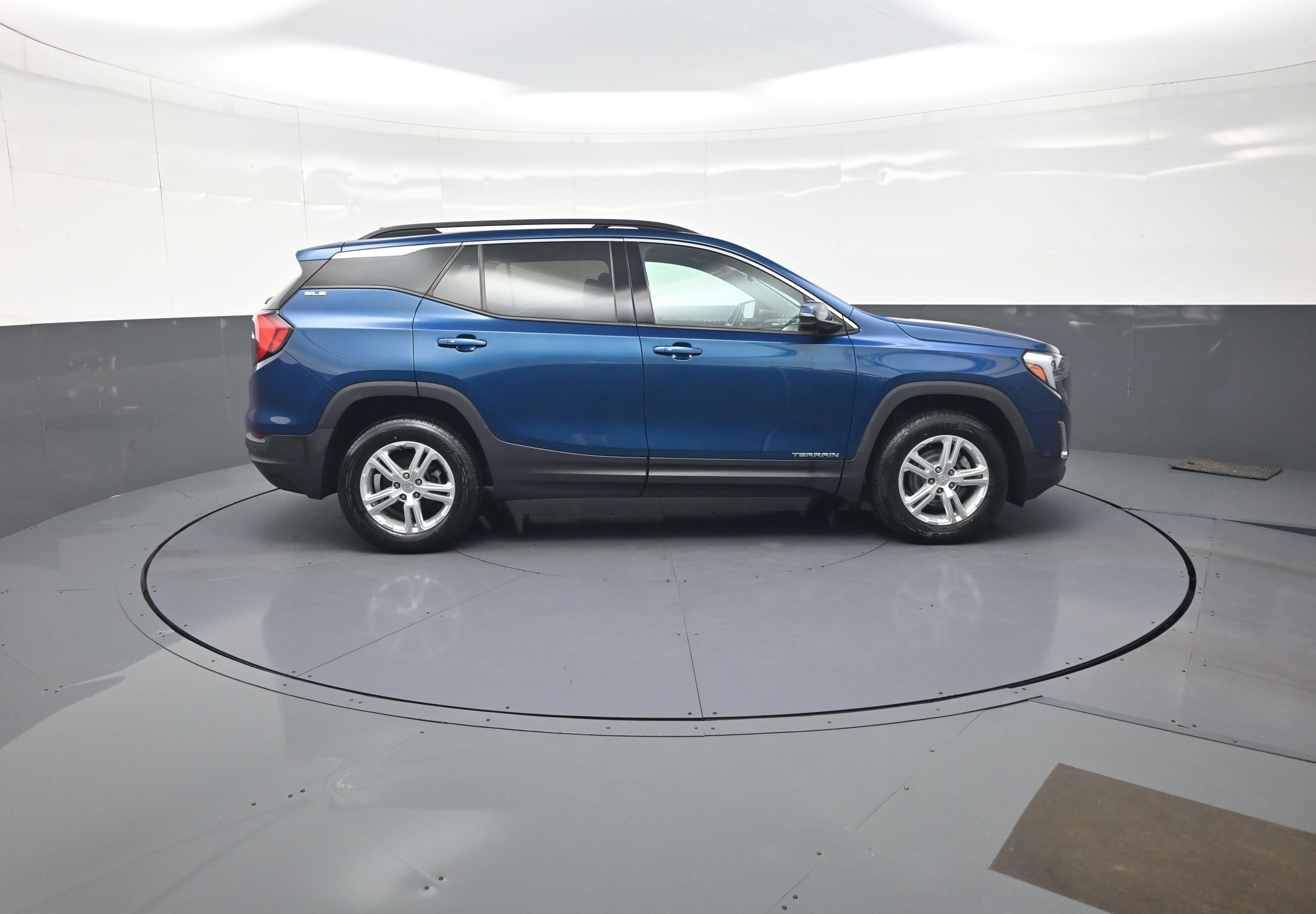 Used 2020 GMC Terrain SLE w/ Driver Convenience Package AWD/4WD image 2