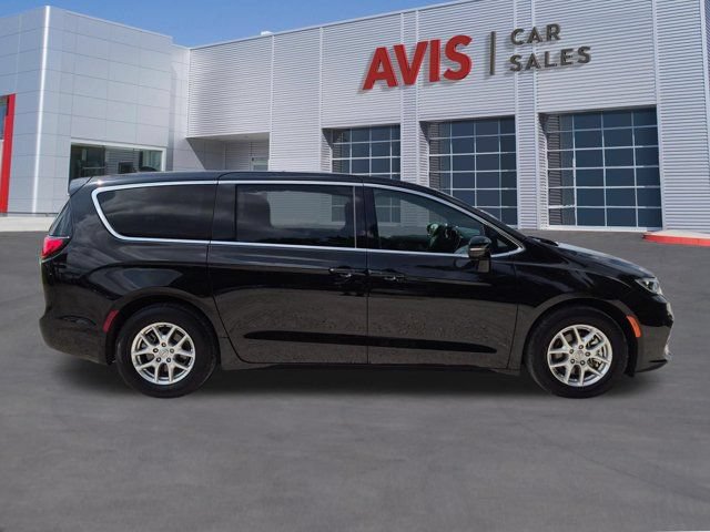 Used 2025 Chrysler Pacifica Select FWD image 5