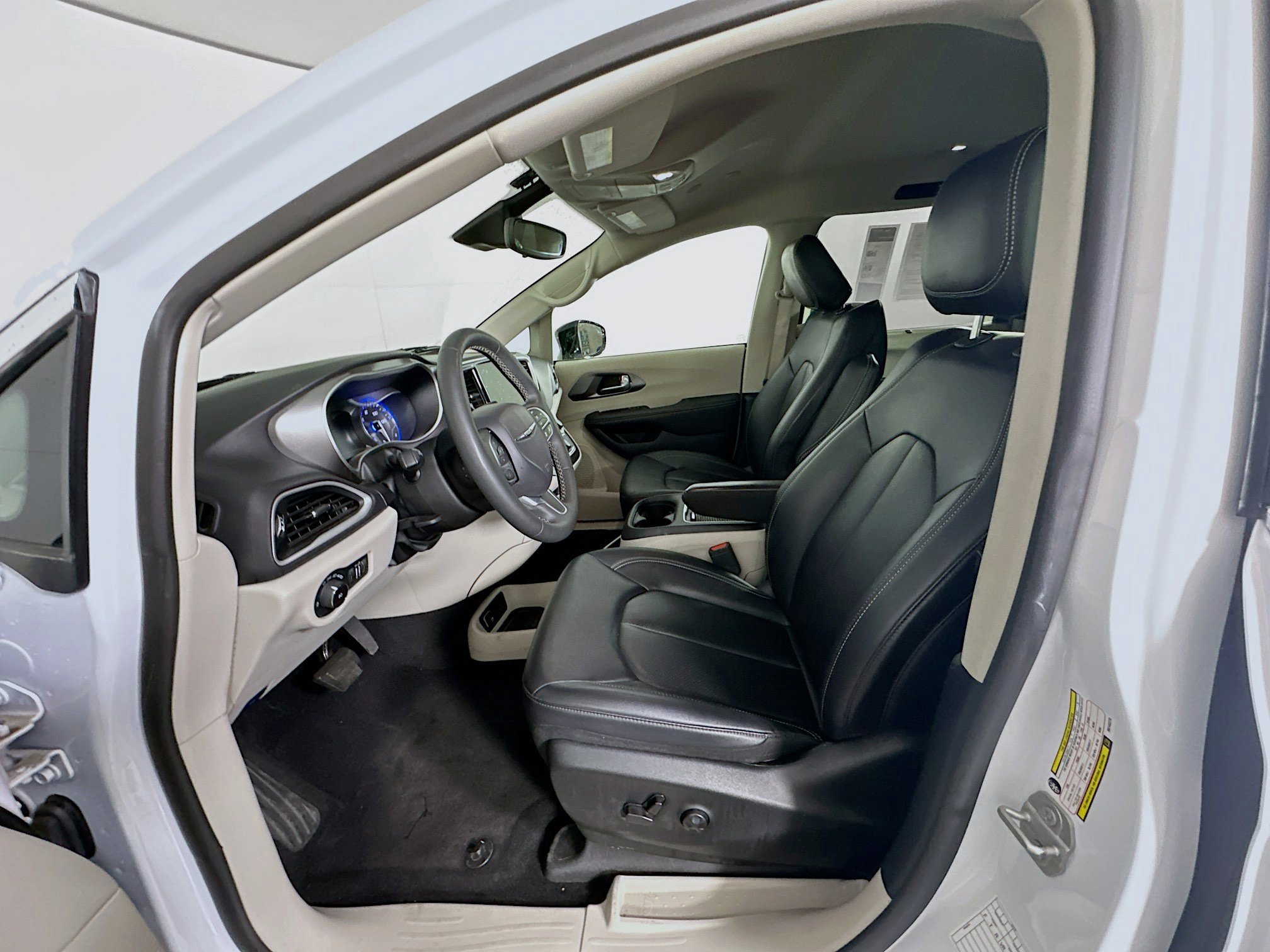 Used 2024 Chrysler Pacifica Touring-L image 13