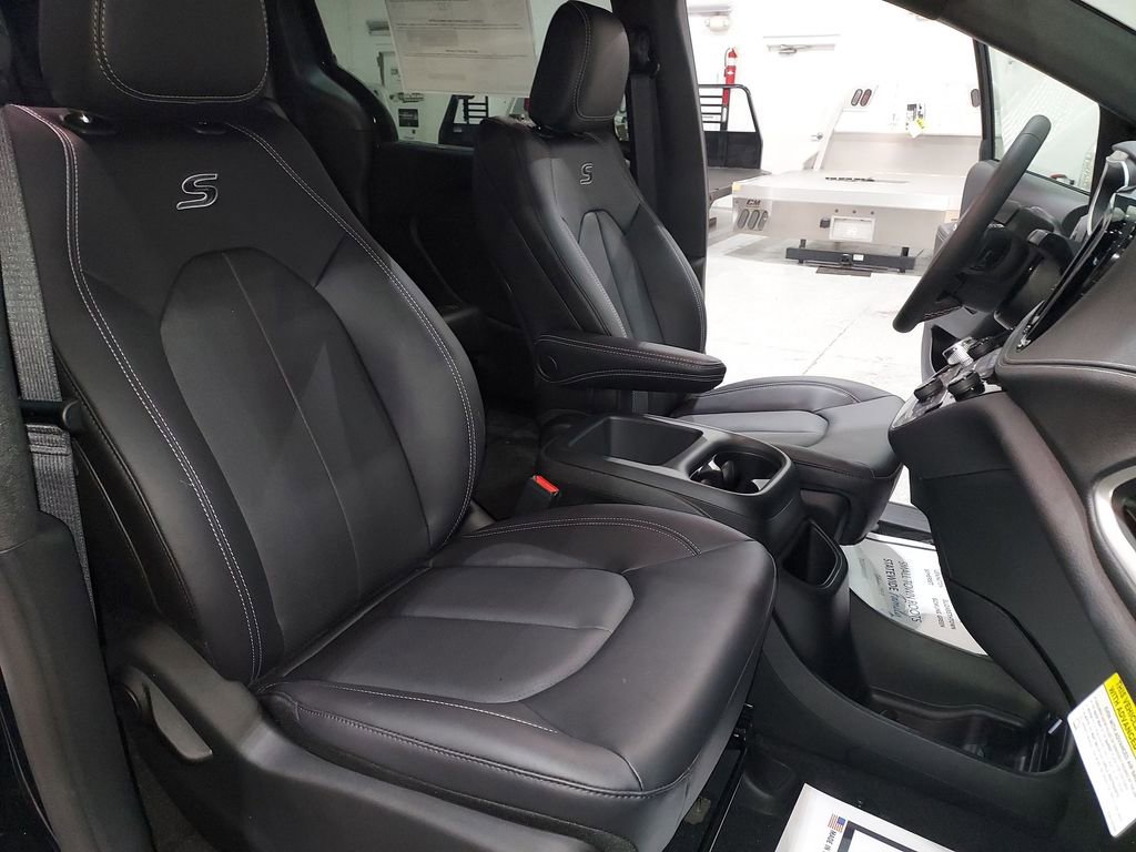 New 2026 Chrysler Pacifica Select w/ S Appearance Package image 31