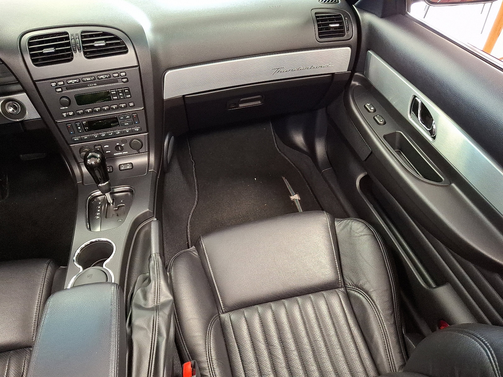 Used 2004 Ford Thunderbird image 16