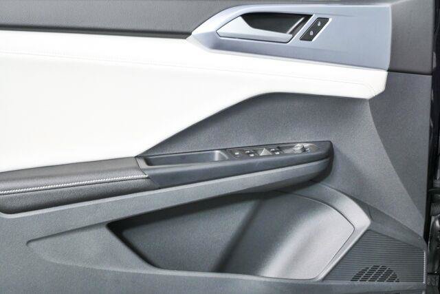 Used 2025 Volkswagen Taos SE w/ Panoramic Sunroof Package FWD image 6