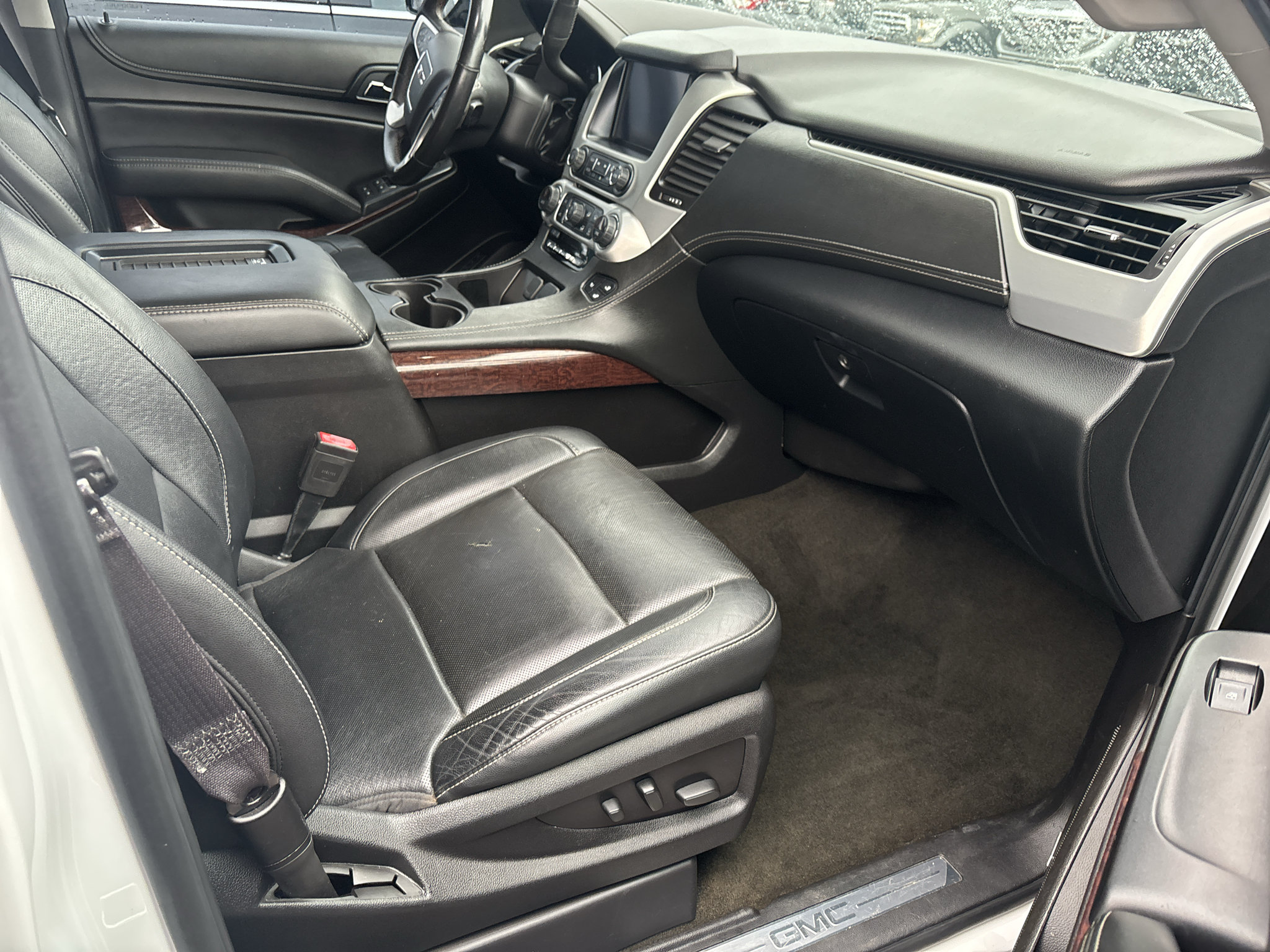 Used 2017 GMC Yukon SLT AWD/4WD image 16