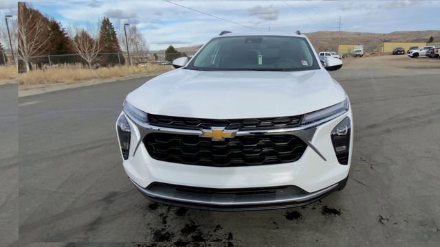 New 2026 Chevrolet Trax LT w/ LT Convenience Package FWD image 3