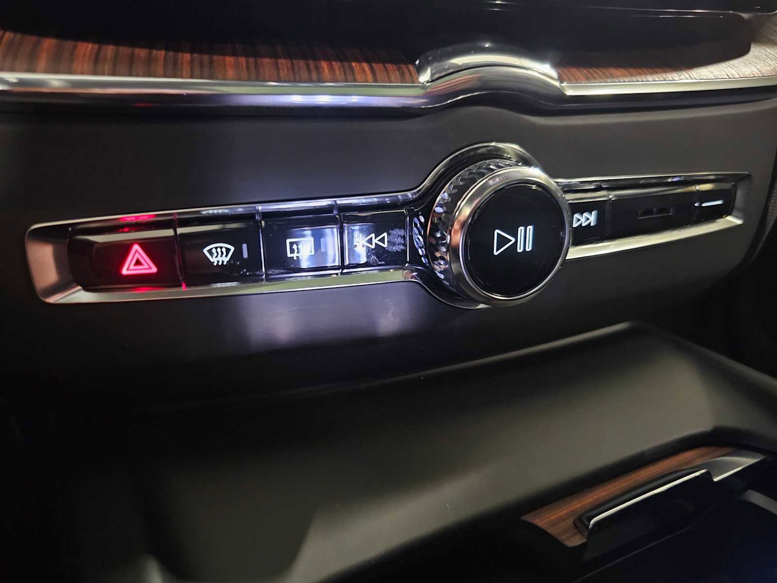 Used 2024 Volvo XC60 B5 Ultimate w/ Protection Package Premier image 18