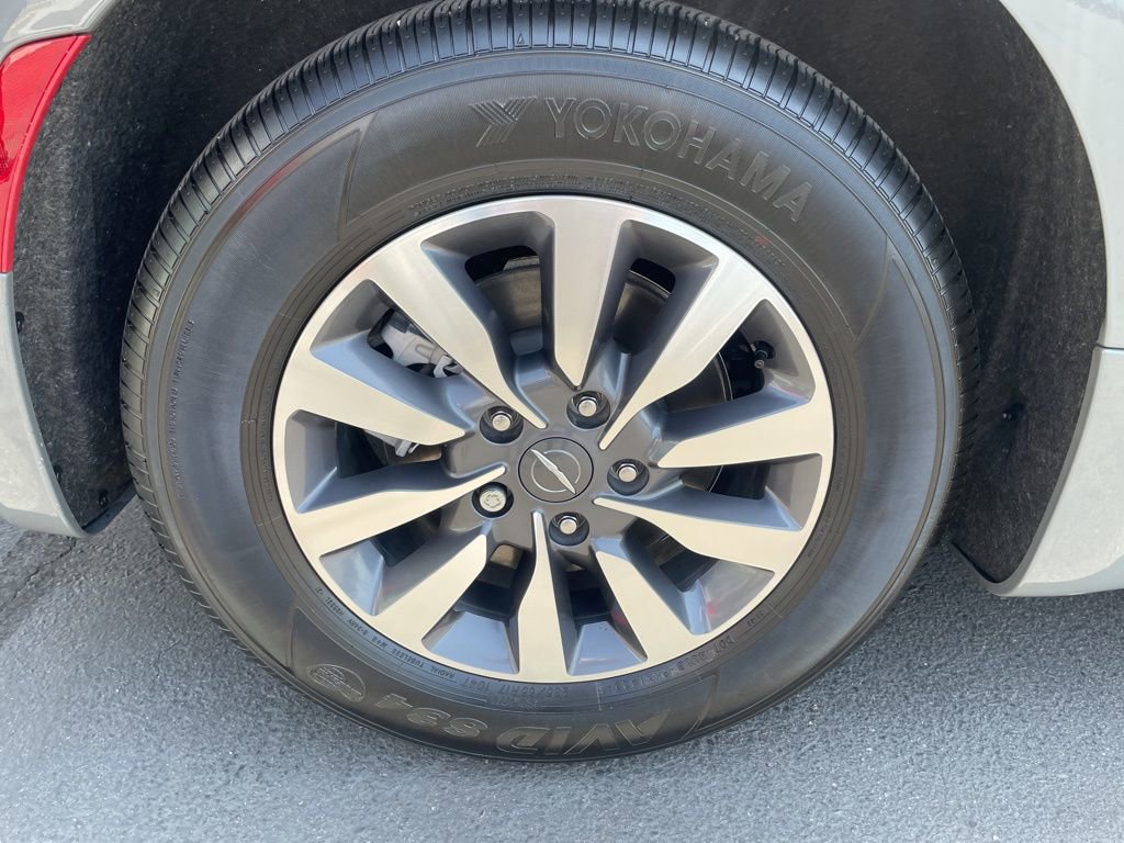 Used 2022 Chrysler Pacifica Touring-L w/ Uconnect Theater Family Group image 10