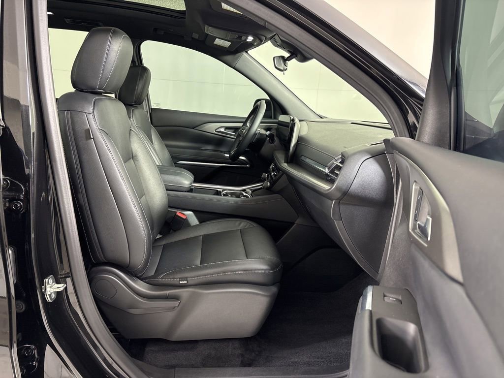 Used 2025 Chevrolet Traverse LT w/ Sun and Wheel Package image 12