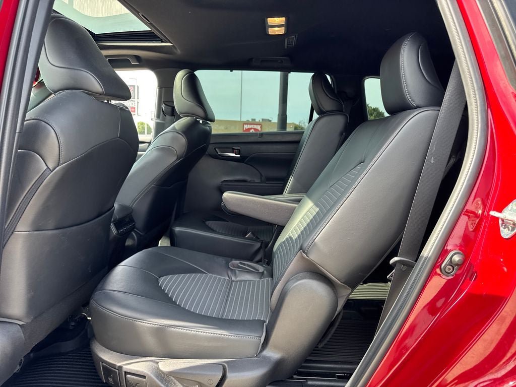 Used 2022 Toyota Highlander XSE FWD image 15