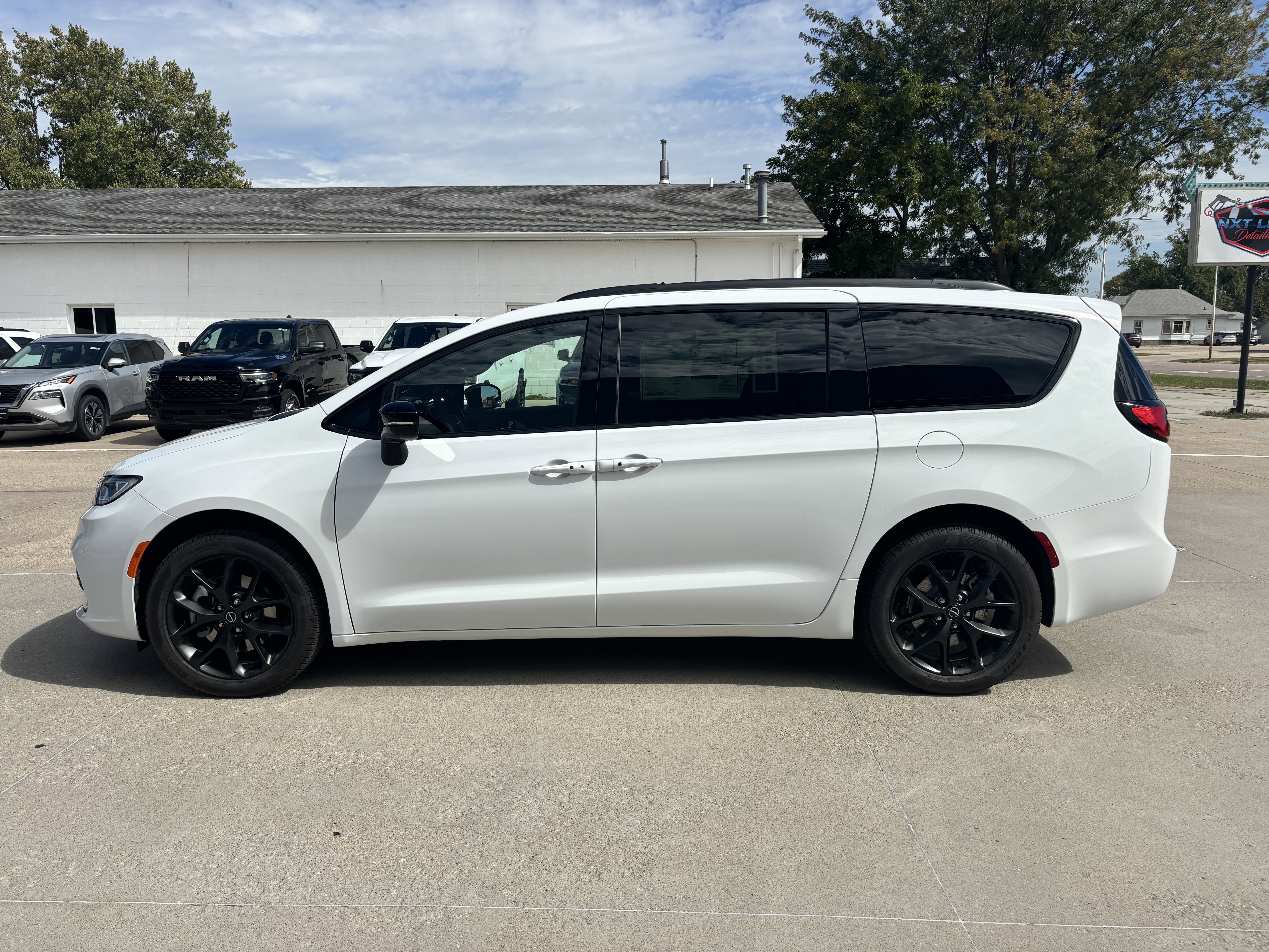 New 2026 Chrysler Pacifica Limited w/ S Appearance Package image 5