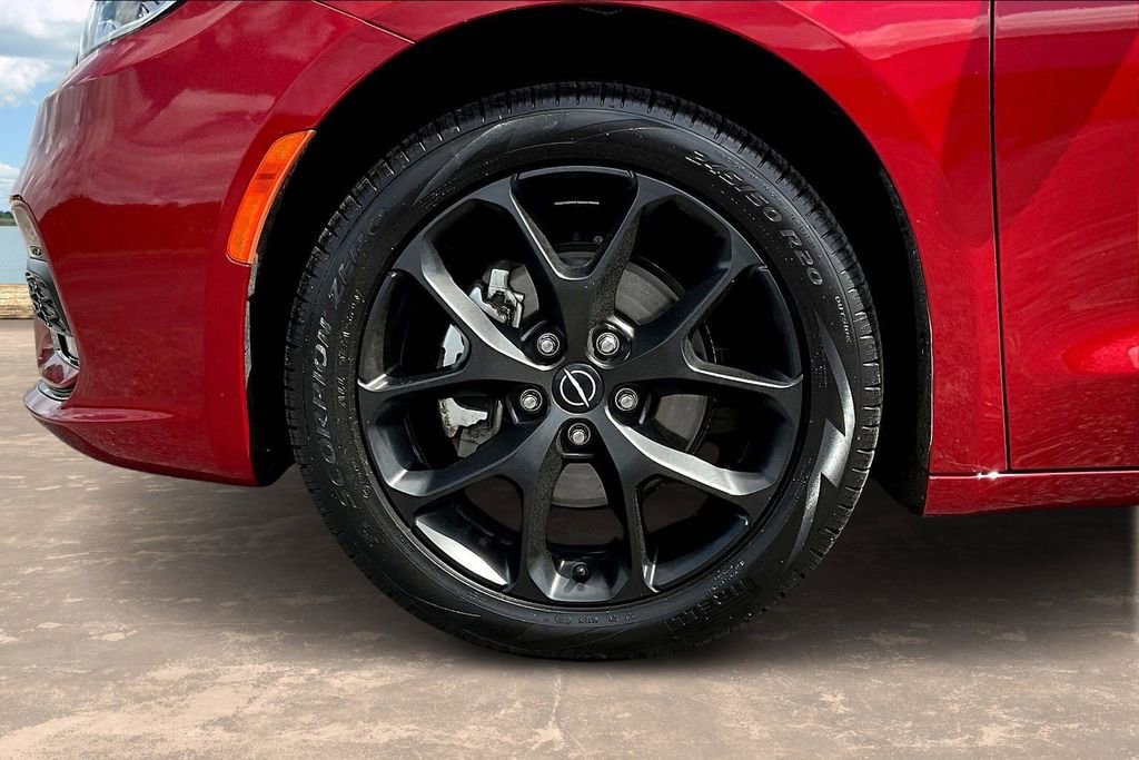 Used 2025 Chrysler Pacifica Limited image 37