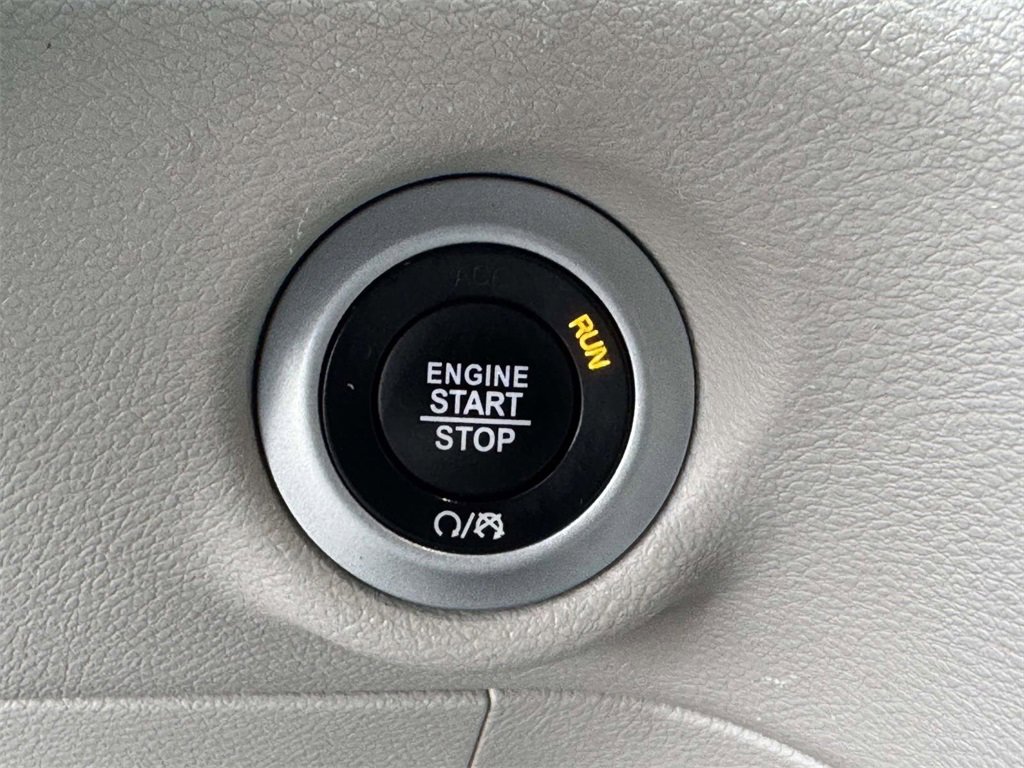 Used 2024 Chrysler Pacifica Touring-L image 9
