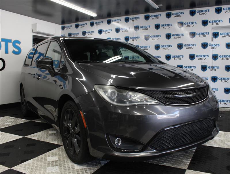 Used 2018 Chrysler Pacifica Touring Plus w/ S Appearance Package FWD image 5