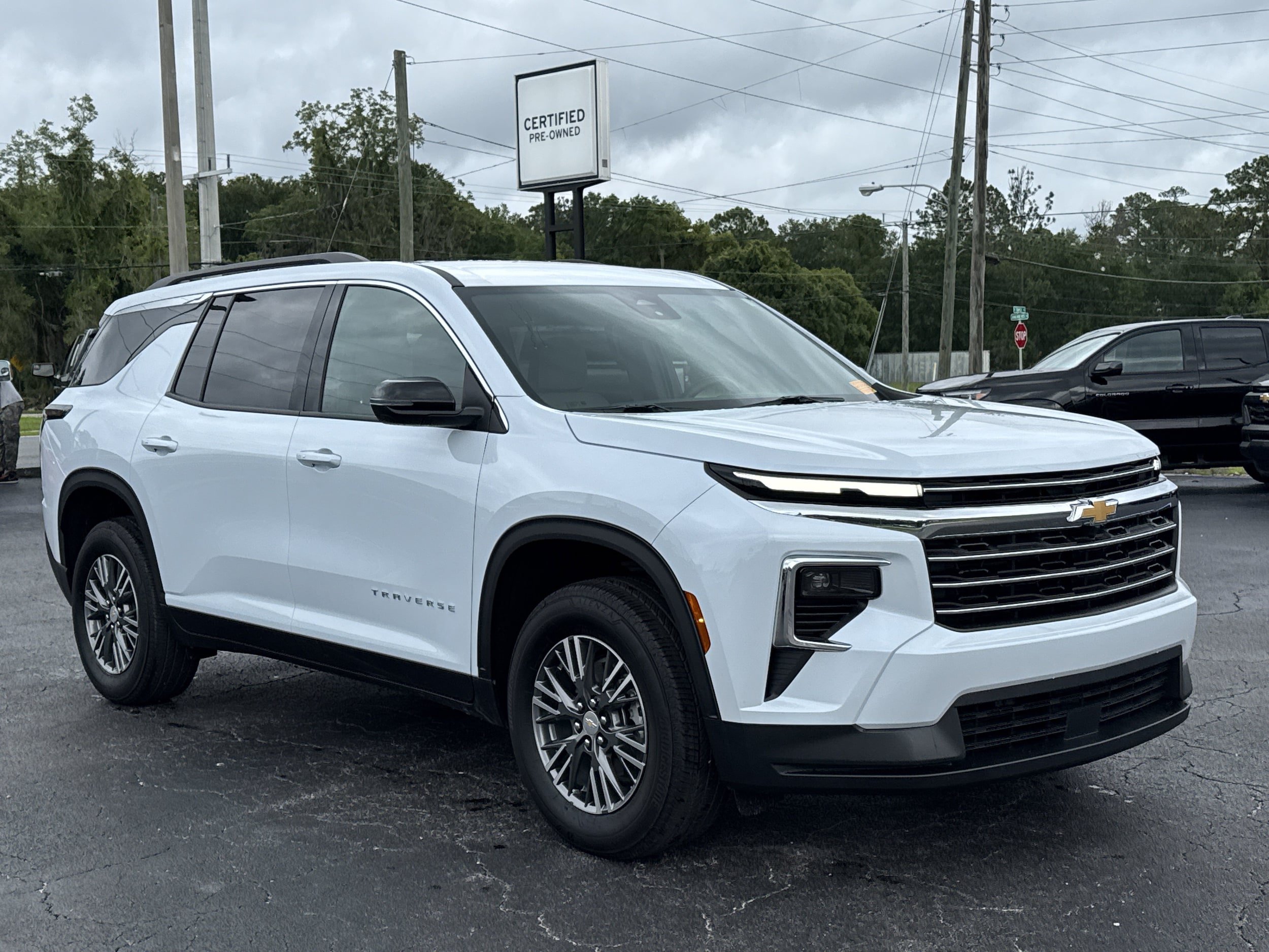 Used 2026 Chevrolet Traverse LT FWD image 2
