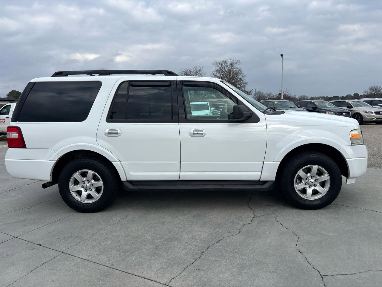 Used 2010 Ford Expedition XLT image 3