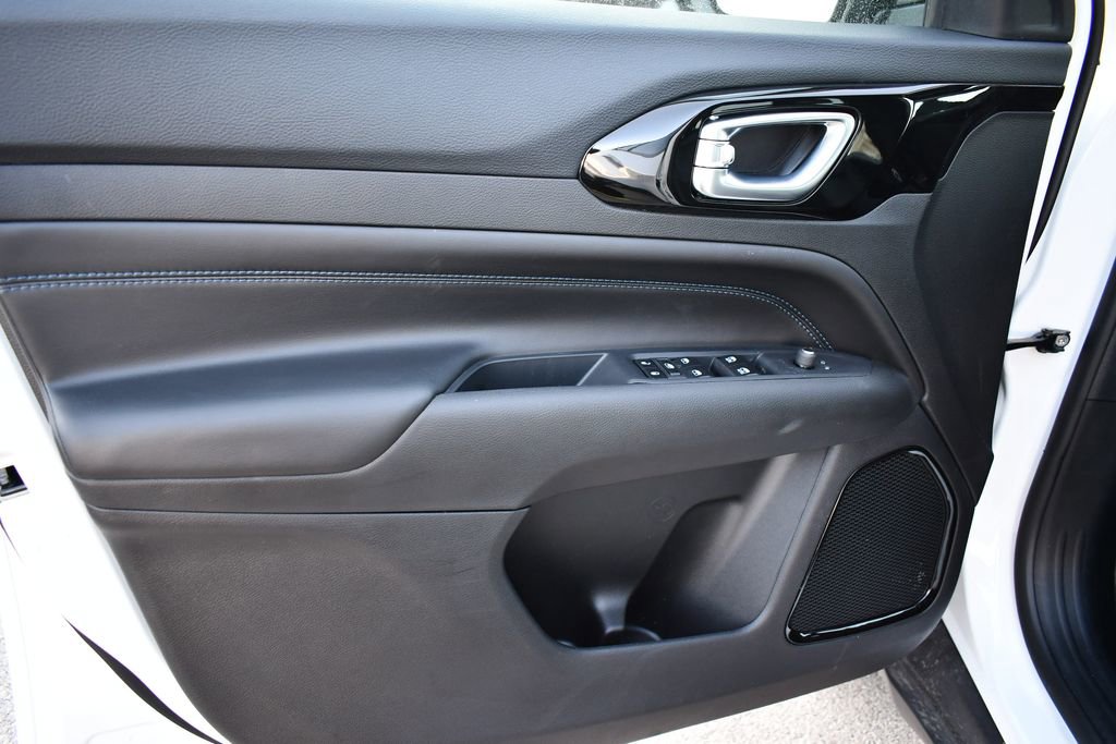 New 2026 Jeep Compass Latitude image 13