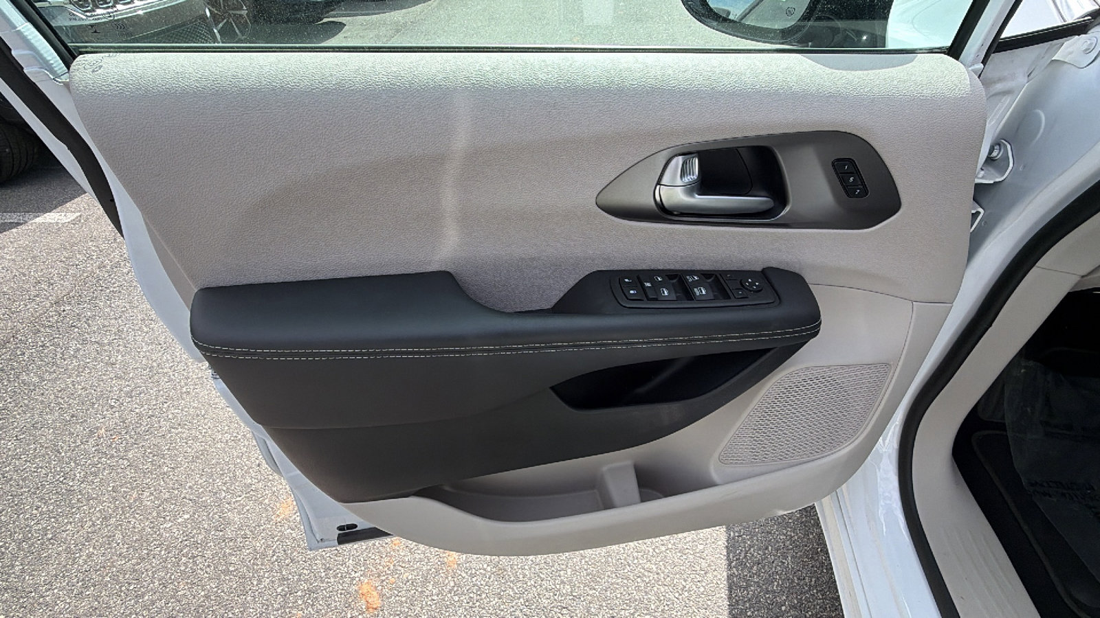 Used 2024 Chrysler Pacifica Touring-L image 14