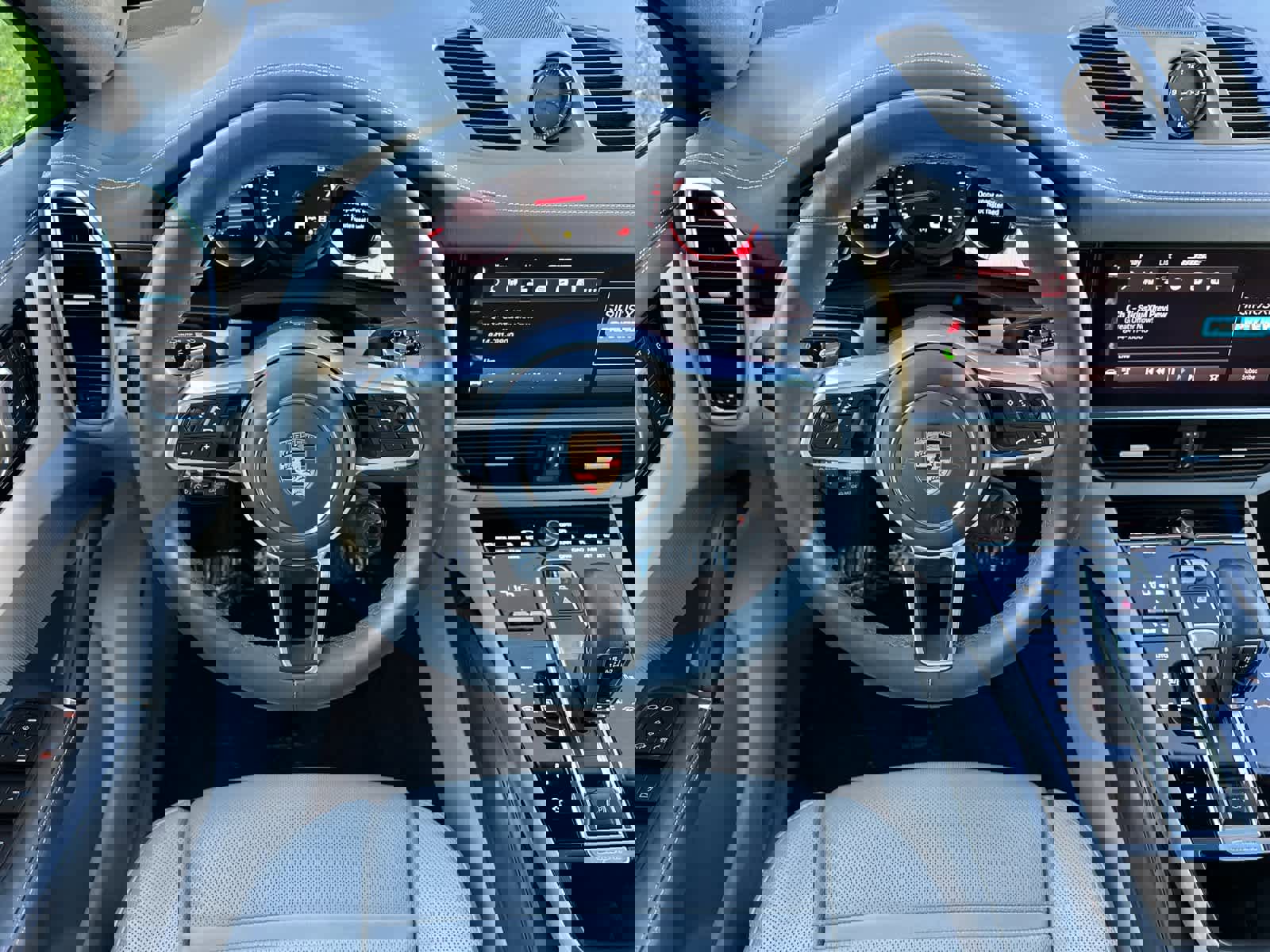 Certified 2023 Porsche Cayenne Platinum Edition w/ Towing Package w/o Tow Ball image 15