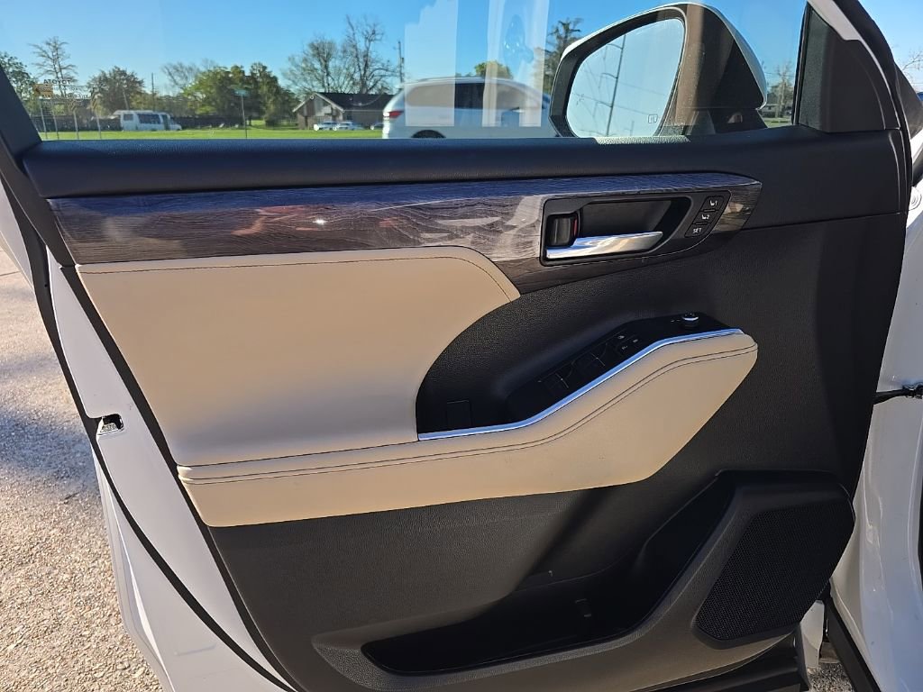 Used 2023 Toyota Highlander Limited image 42