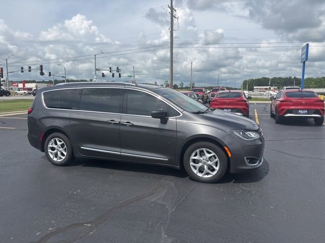 Used 2017 Chrysler Pacifica Touring-L Plus w/ Tire & Wheel Group FWD image 8