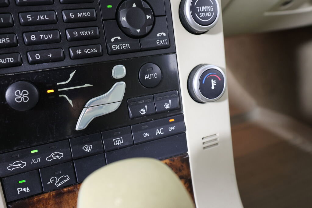 Used 2009 Volvo XC70 3.2 image 36