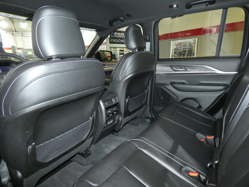 Used 2024 Jeep Grand Cherokee Limited image 23