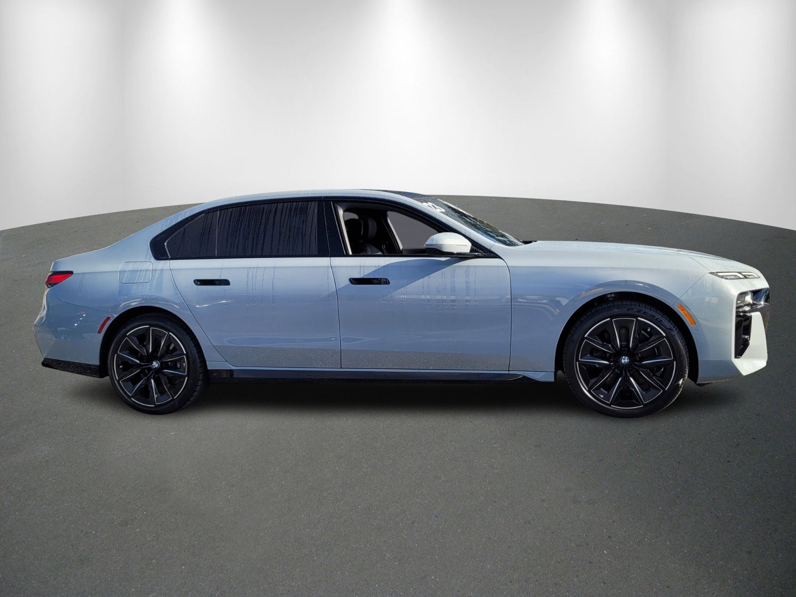 Used 2023 BMW 740i image 8