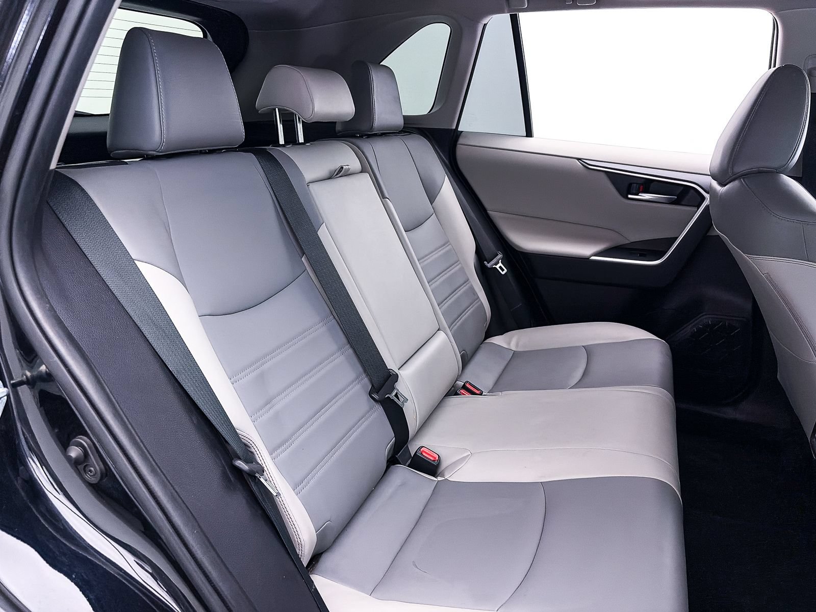 Used 2019 Toyota RAV4 XLE Premium w/ Carpet Mat Package FWD image 34