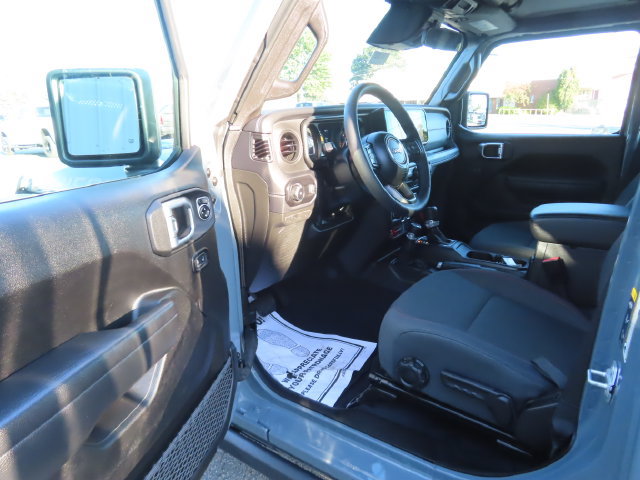 Used 2026 Jeep Wrangler Unlimited Rubicon AWD/4WD image 17