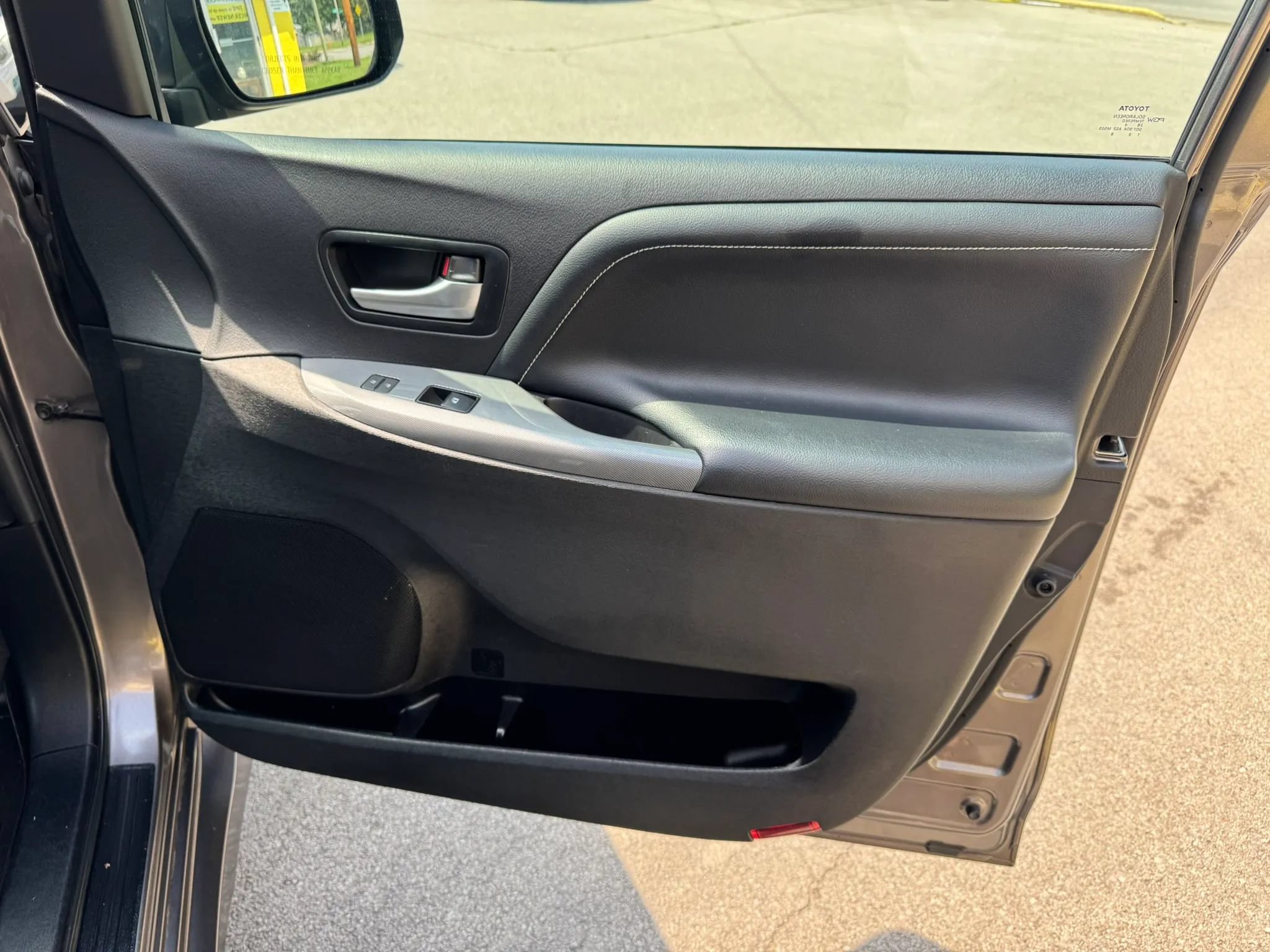 Used 2015 Toyota Sienna SE w/ SE Preferred Package FWD image 22