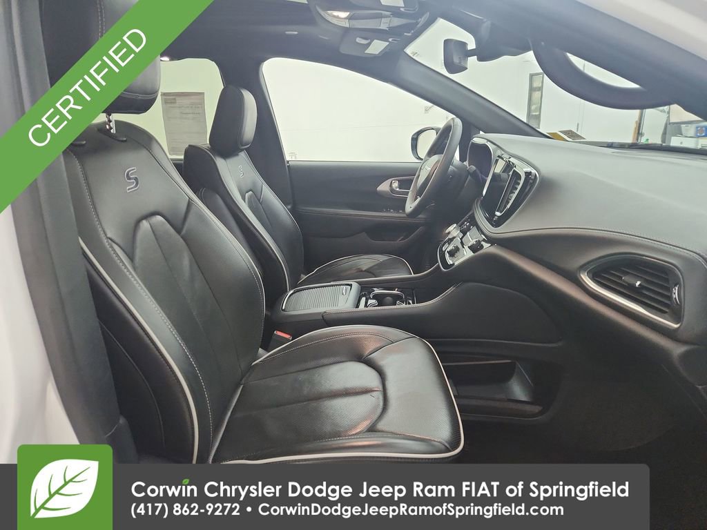 Certified 2025 Chrysler Pacifica Limited image 33