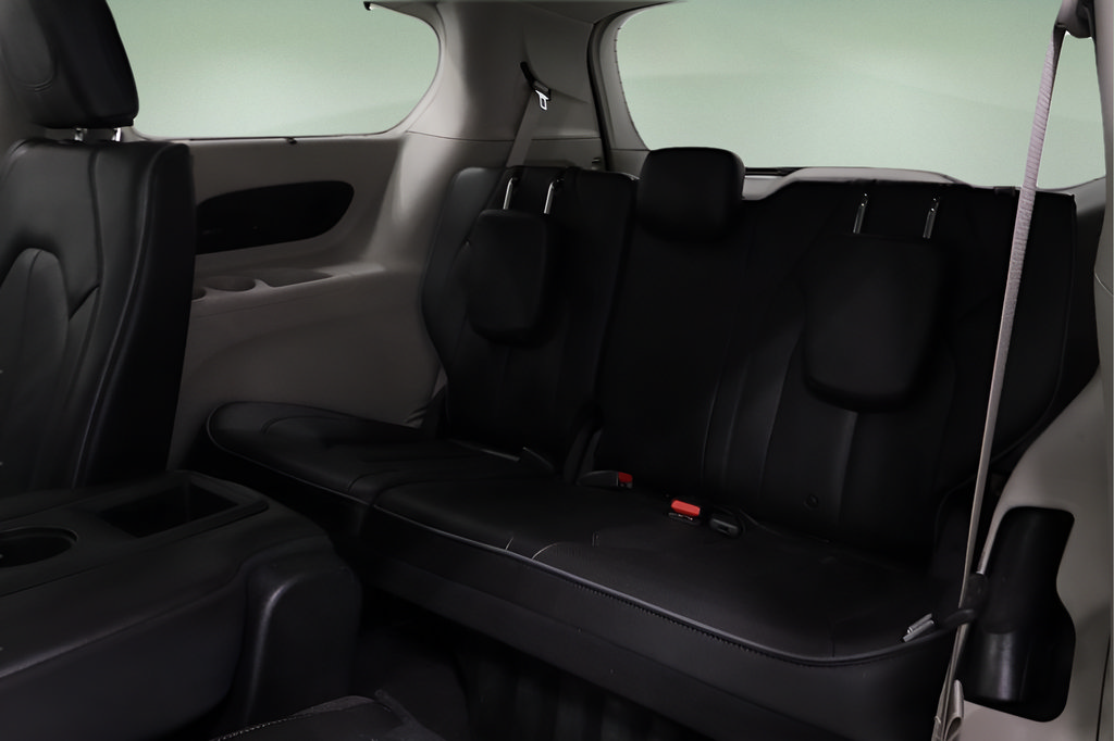 Used 2020 Chrysler Pacifica Limited w/ 8-pass Seating Package FWD image 13