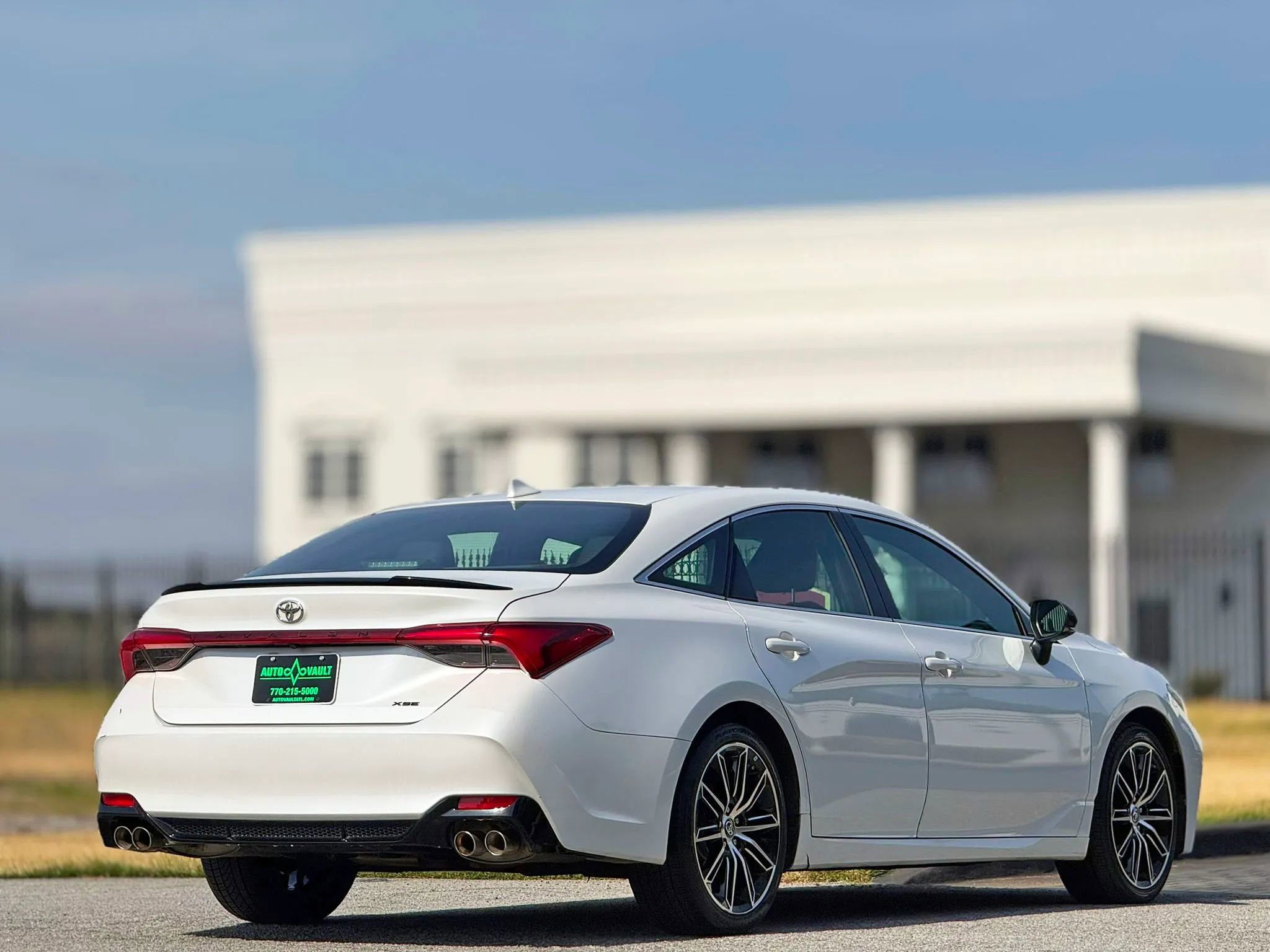 Used 2019 Toyota Avalon XSE image 12