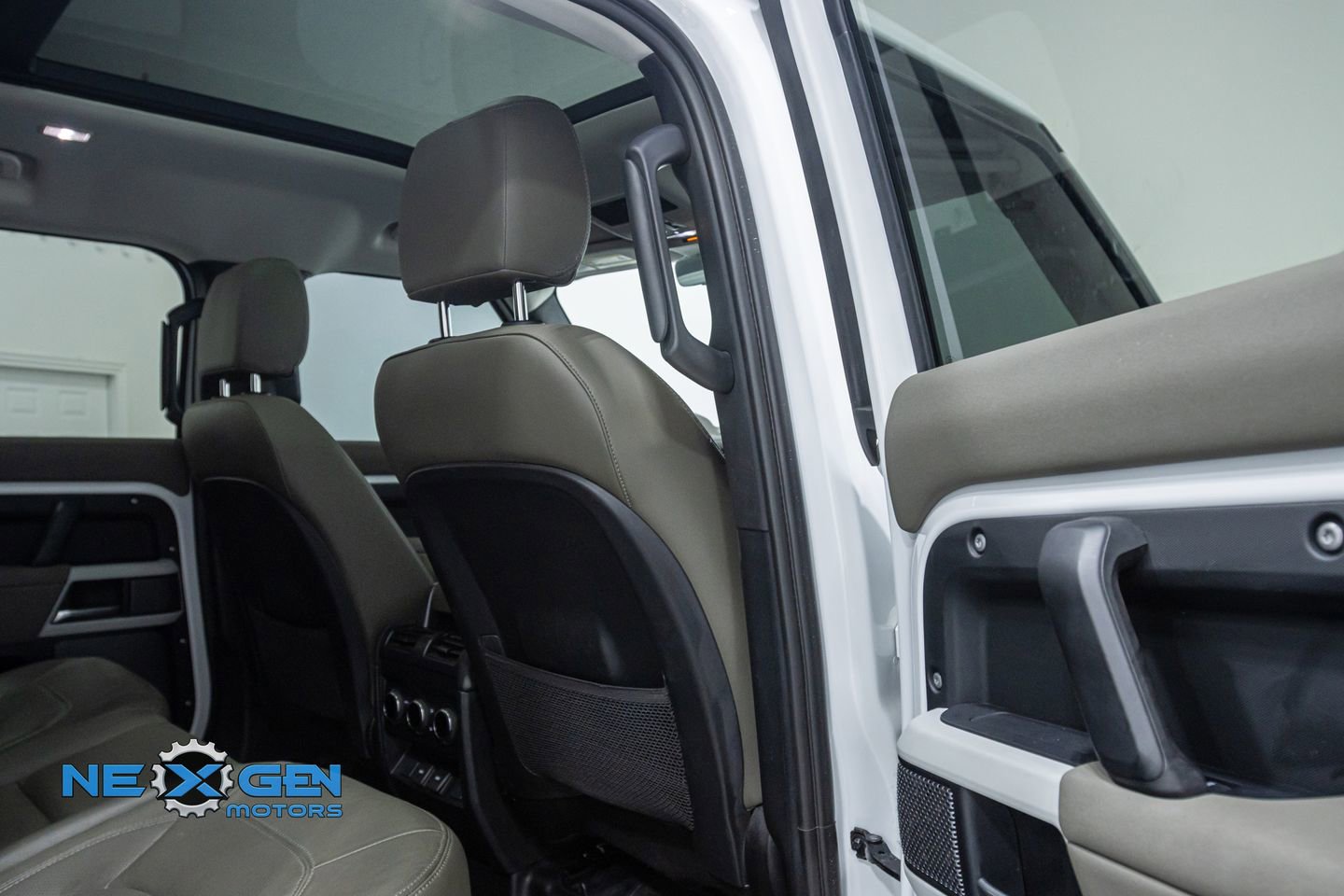 Used 2023 Land Rover Defender 110 S image 33