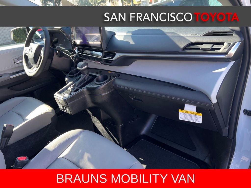 Used 2026 Toyota Sienna XLE FWD image 31