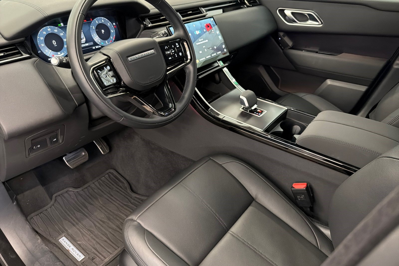 Certified 2026 Land Rover Range Rover Velar Dynamic SE AWD/4WD image 4