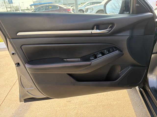 Used 2024 Nissan Altima 2.5 SR FWD image 12