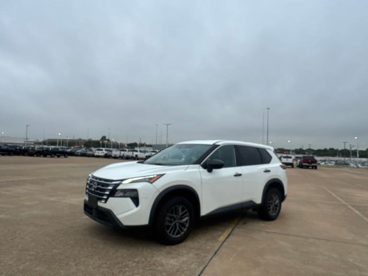 Used 2024 Nissan Rogue S AWD/4WD image 10