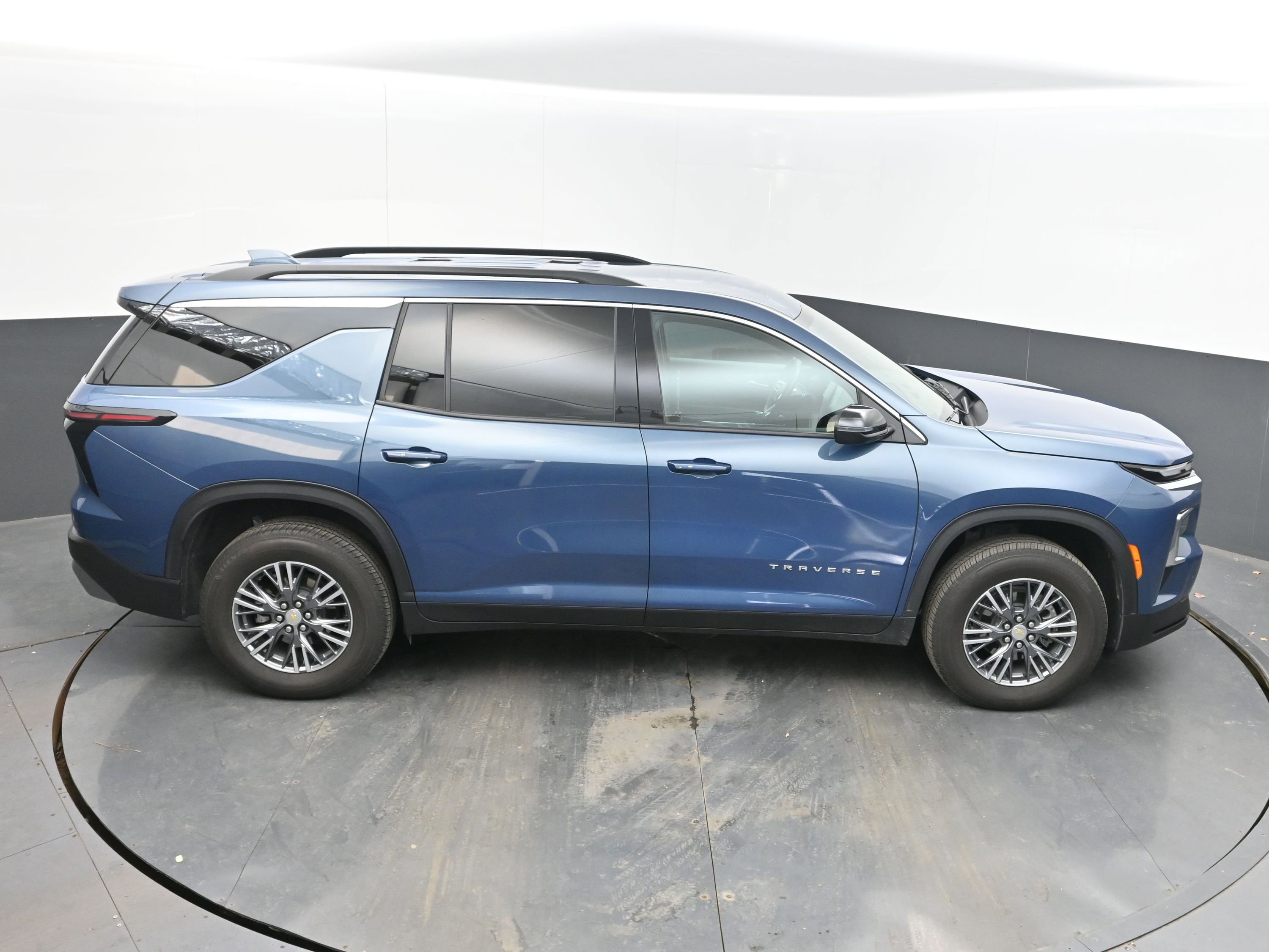 Used 2025 Chevrolet Traverse LT image 39