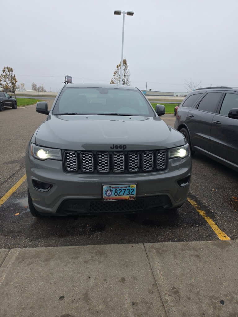 Used 2021 Jeep Grand Cherokee Laredo X AWD/4WD image 2