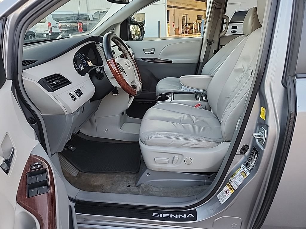 Used 2011 Toyota Sienna XLE FWD image 31