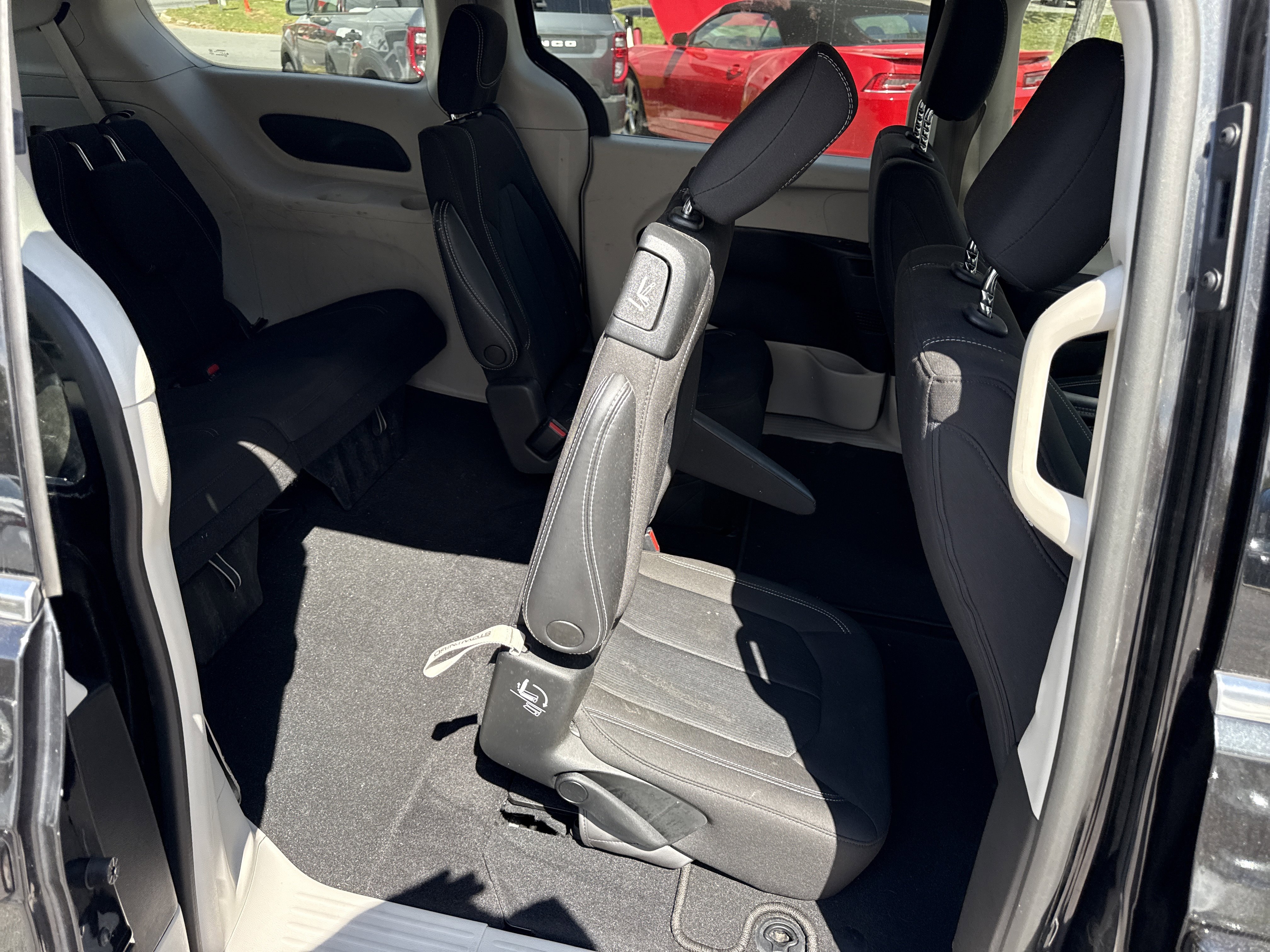 Used 2022 Chrysler Voyager LX image 30