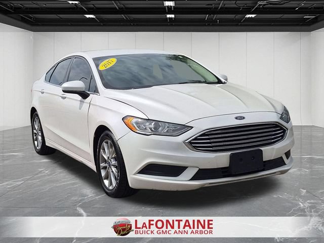 Used 2017 Ford Fusion SE FWD image 2