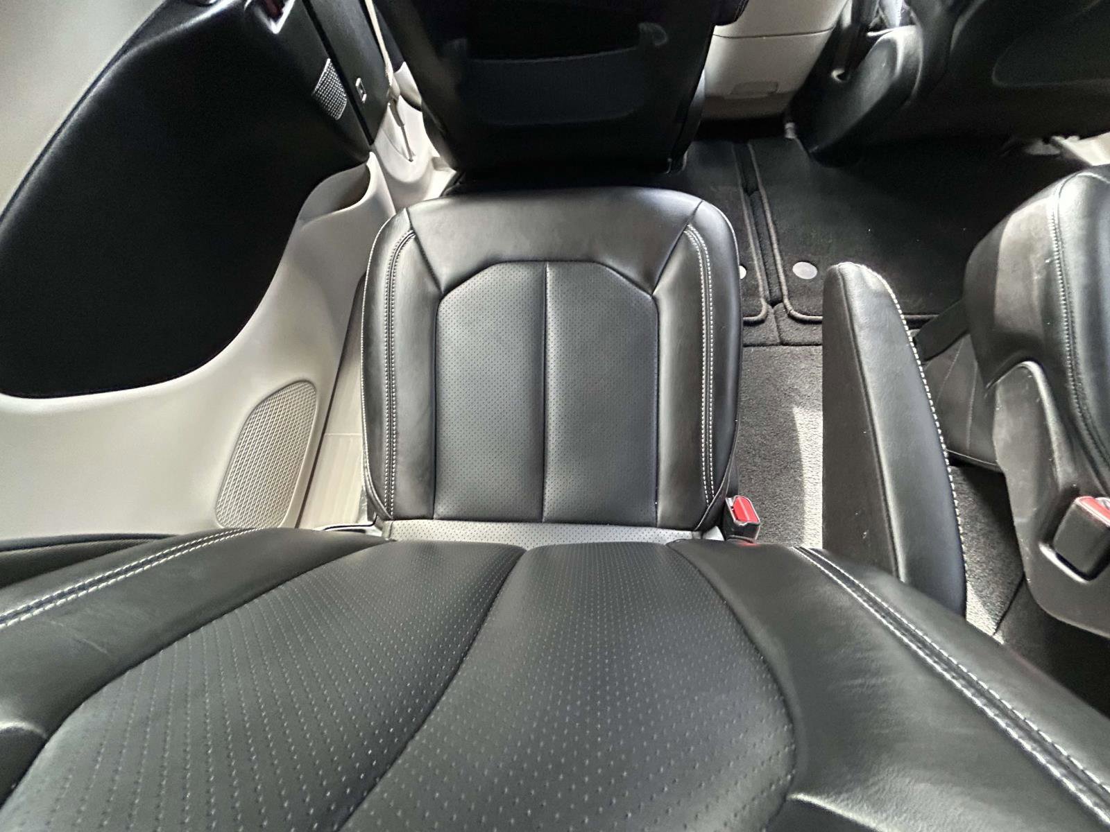 Used 2023 Chrysler Pacifica Touring-L image 14