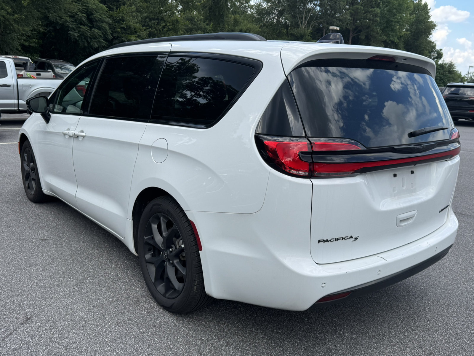 Used 2025 Chrysler Pacifica Limited FWD image 7