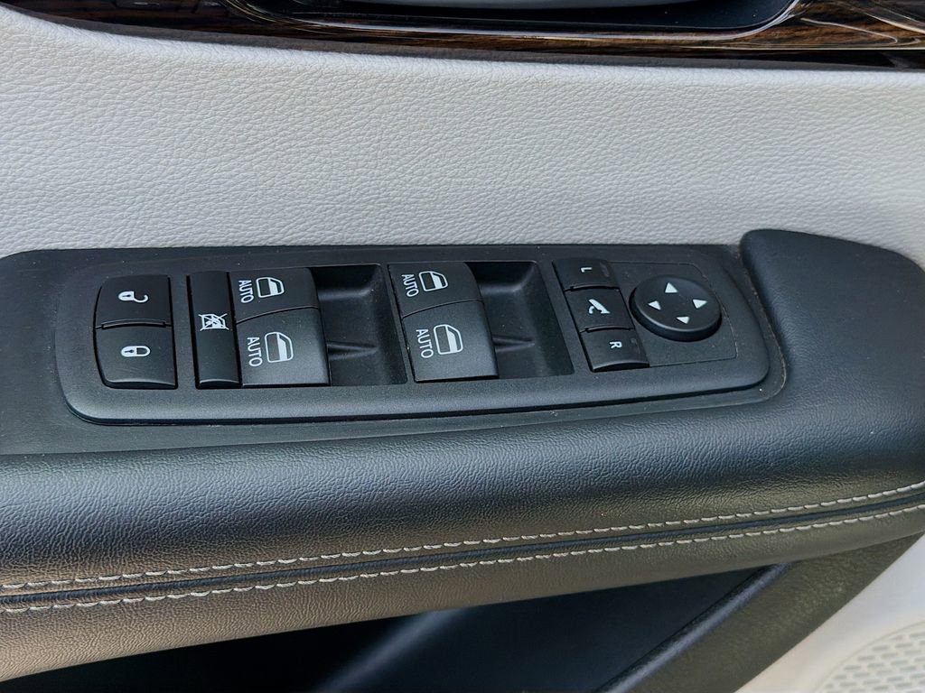 Used 2023 Chrysler Pacifica Limited image 24