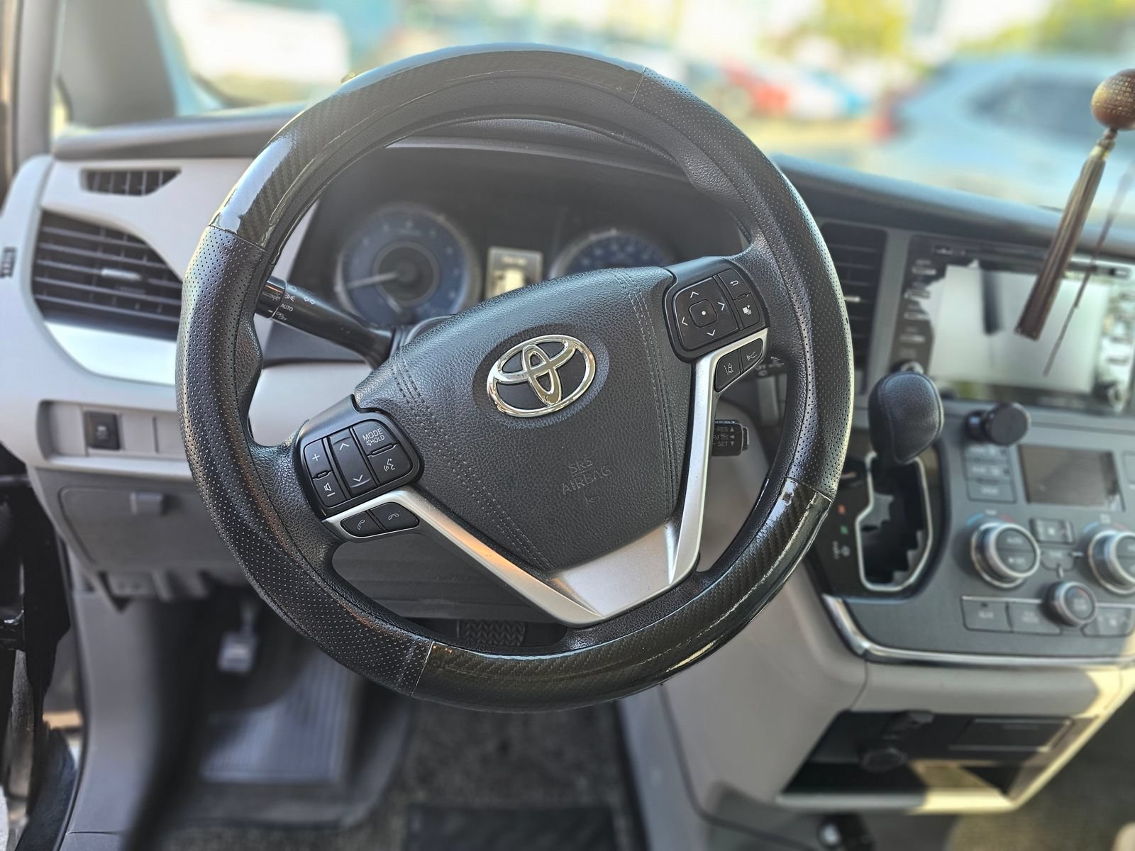 Used 2018 Toyota Sienna LE w/ Carpet Mat Package FWD image 19
